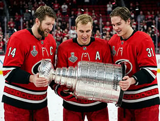 «Кароліна Харрікейнз» — чемпіон НХЛ